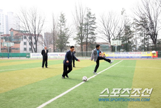 
	�޺��ġ�� ��ȹ�� ����ȣ �������б���� ����� ��ǰ ������ �Ƴ��� ���� ���߿� �����౸��ȸ����  ��� ���� ������ �����ϰ� �ִ�. 


