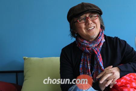 
		����ȣ PD�� �ֱ� ���� �����������Į�󡯻繫�ǿ��� ��� ���ߴ�. �߳��� ���̿��� �������� ����� �� ���ٰ� ����, �״¡����ʼ� �Ѿ���� �׷��ٰ� ������� ¡�׷��ٰ� �Ѵ�. �����ϴ� �͸� Ž���ϴ� �� ���ϴ� �� ���١��� �ߴ�. /�̸��� ���� mwlee@chosun.com
