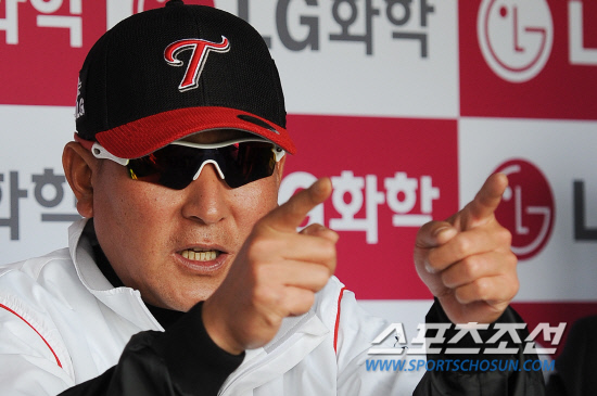 
	LG ����� ������ ���� 15�� KIA���� �յΰ� �������� ��ȭ�� ������ ����� ��Ȳ�� ���� �����ϰ� �ִ�. ���=���ؿ� ���� noodle@sportschosun.com


