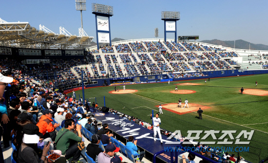 
	14�� �泲 â�� ����߱��忡�� NC���̳뽺 â�� �� Ȩ ���� ��Ⱑ ���ȴ�. NC�� ù ���� ��⸦ ���� ���� ���� �߱��ҵ��� ������� ã�� �����ϰ� �ִ�.

â��=������ ���� songs@sportschosun.com/2012.4.14


