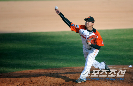 
	���ڰ� ���� ��Ȳ���� �����ϴ� �ִ뼺�� ���� ���. �� ��¥ ������ ����. 8�� ��ȭ������ �����ϰ� �ִ� ���. ���� ���� wook@sportschosun.com


