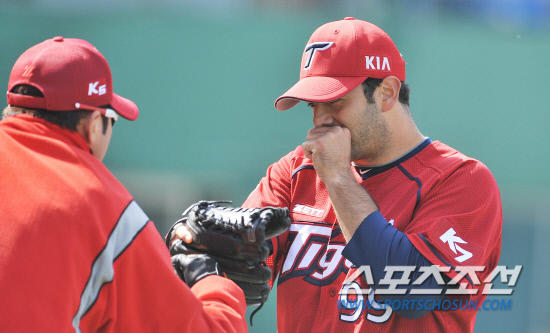 
	���� ���� ��� �������� ��Ż�� KIA ���� ȣ��ÿ� ��̷���. ���ؿ� ���� noodle@sportschosun.com/2012.03.21/


