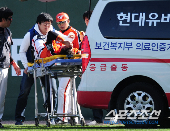 
	15�� ��õ���忡�� 2012 ���ξ߱� ��ȭ�� SK�� ��Ⱑ ���ȴ�. 6ȸ�� 1�� 1,2�� SK ��ġ���� Ÿ���� �������� �ܾ� �潺�� �ε��� ��ȭ ���ͼ� �������� �׶��忡 ��������. �ں深���� ���� �������� �ǰ� �ִ�.

��õ=����� ���� cjg@sportschosun.com/2012.04.15/


