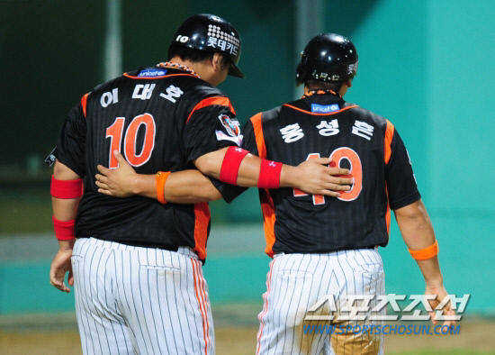 
	�̴�ȣ�� ȫ������ ������ ������ ���ƿ����� ���� ���. ȫ������ �Ϻ����� Ȱ���ϴ� �̴�ȣ�� ������ ������ �ϸ� ���θ� �ݷ��ϰ� �ִ�. ����������DB


