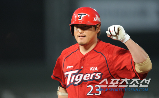 
	���� �ļ� ����Ÿ�� ������״ٴ� ������ ������ �� ���̾���. KIA ������ 17�� �� �ؼ��� 3ȸ�� ���� ����Ÿ�� �Ͷ߸� �� 1�翡�� �ָ��� ���̰� �ִ�.

��=������ ���� songs@sportschosun.com


