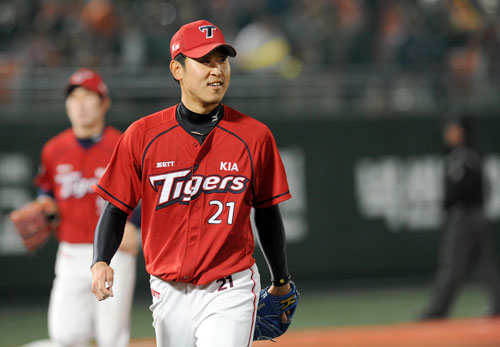 
	17�� ���� ��õ�� �񵿾߱��忡�� ���� ���ξ߱� �ؼ��� KIA�� ��⿡�� KIA �������� 6ȸ ���� 2���� ���⸦ ���������� ���Ҵ�. 2�翡�� ��ο츦 �������� ��� ����带 �������� ȯ�ϰ� ���� �ִ� ������. / ����=����������
