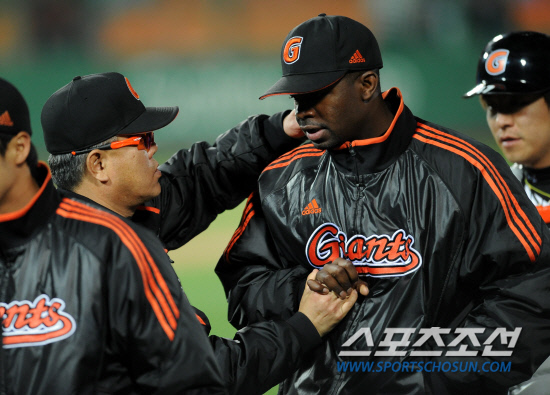 
	�Ե��� SK�� ���� 3���� ù��° ��Ⱑ 17�� �λ� �������忡�� ���ȴ�. ��� ���� �� �¸������� �� �Ե� ������ ���ȣ �������� ���ϸ� �ް� �ִ�.

�λ�=���� ���� wook@sportschosun.com/2012.04.17/


