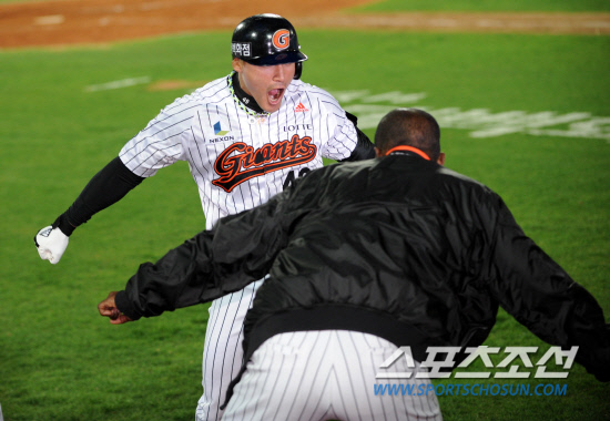 
	4ȸ�� 1�� 1�� �Ե� ȫ������ ��� 2��¥�� ����Ȩ���� ġ�� ���հ� �����Ӵϸ� �ϰ� �ִ�. �λ�=���� ���� wook@sportschosun.com


