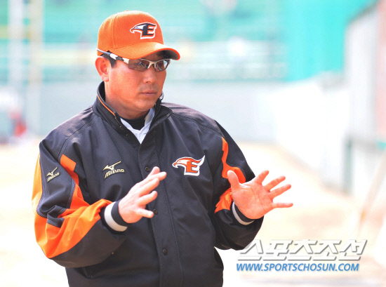 
	11�� ���� û�ֱ��忡�� 2012 ���ξ߱� �λ�� ��ȭ�� ��Ⱑ ���ȴ�. ���� �� ��ȭ �Ѵ�ȭ ������ �������� �̾߱⸦ ������ �ִ�.

û��=���� ���� kyungmin@sportschosun.com / 2012.04.11.


