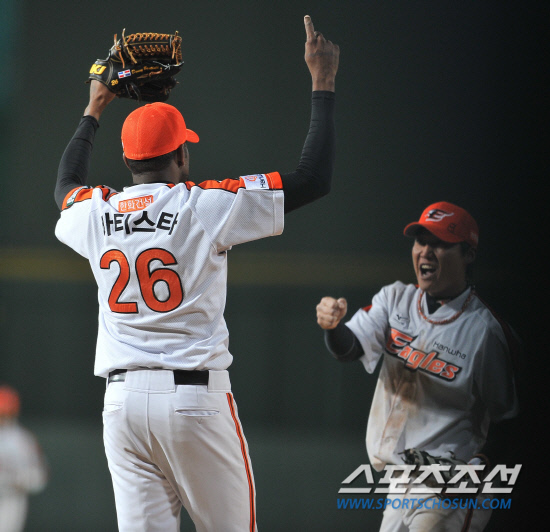 
	���ξ߱� ��ȭ�� LG�� ��Ⱑ 17�� û�־߱��忡�� ��������. ��Ƽ��Ÿ�� 9ȸ�� 1�� ���� �������� ����� ó���ϰ� ȯȣ�ϰ� �ִ�.

û��=���ؿ� ���� noodle@sportschosun.com/2012.04.17/


