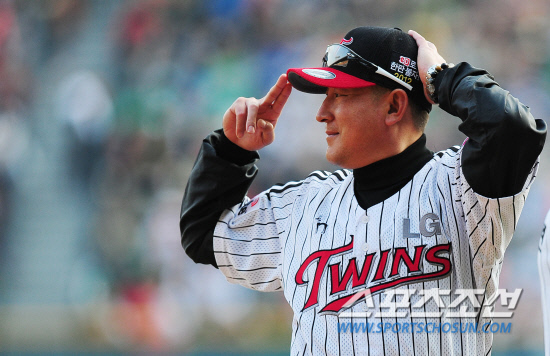 
	LG�� �Ե��� 2012 ���ξ߱� ��Ⱑ 11�� ��� �߱��忡�� ���� ����. LG�� Ȩ ���������� ���� �̳� ��� ���� ��翡�� ����� ������ ���� ������ ���ȣ �������� �λ縦 �ϰ� �ִ�.

���=������ ���� rainmaker@sportschosun.com/2012.04.11/


