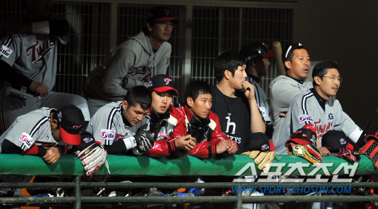 
	���ξ߱� ��ȭ�� LG�� ��Ⱑ 17�� û�־߱��忡�� ��������. LG �������� 1������ ���� 9ȸ�� 1�� ������ �������� ������ ���� ������ �ƽ��� ǥ���� ���� �ִ�.

û��=���ؿ� ���� noodle@sportschosun.com/2012.04.17/


