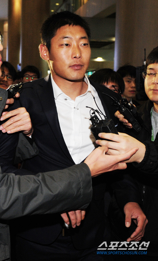 
	���ξ߱� �º����� ���Ǹ� �ް� �ִ� LG Ʈ���� �������� 29�� �Ʒ� ���� �Ϻ� ��Ű���͸� ���� ��õ�������� �ͱ��ߴ�. �Ա����� ���� �������� ���� �������� �ѷ��ο� ������ ���������� �ִ�. ����� ���� cjg@sportschosun.com/2012.02.29/


