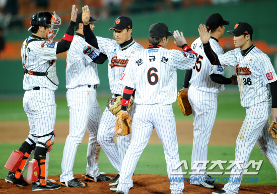 
	�Ե��� SK�� ���� 3���� ù��° ��Ⱑ 17�� �λ� �������忡�� ���ȴ�. 3��2�� �¸��� �ŵ� �Ե� �������� ����� ������ �ִ�.

�λ�=���� ���� wook@sportschosun.com


