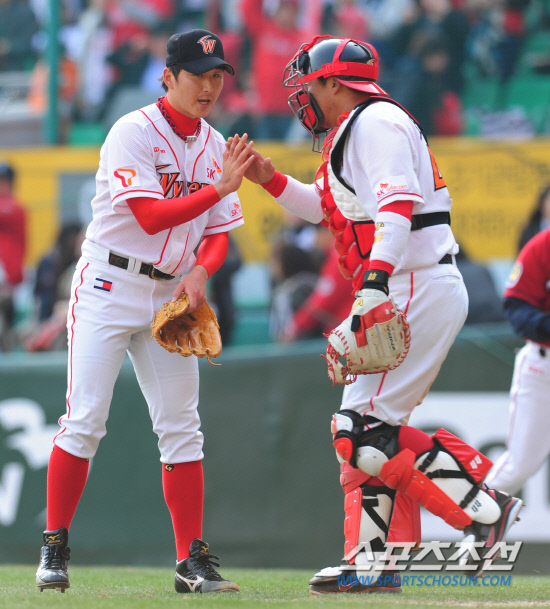 
	SK ������� ���� 8�� ��õ KIA���� ù ���̺긦 ���� ��  ���� ���μ��� �������̺긦 ������ �ִ�. ��õ= ���� ���� kyungmin@sportschosun.com 


