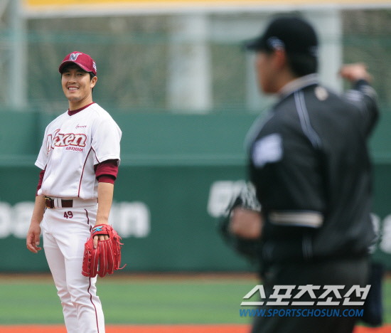 
	�躴�� �Ӹ� �ƴ϶� ���ξ߱� �������� ���� 10��30�� ���� �����̴�. �躴���� 18�� �λ� 2������ ��� 3ȸ�� 3��Ÿ�� ����� �� ������ ��� ������ Ȯ���ϸ鼭 ��Ż���ϰ� �ִ�. ��=����� ���� cjg@sportschosun.com/2012.04.18/


