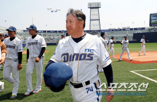 
	14�� �泲 â�� ����߱��忡�� NC���̳뽺 â�� �� Ȩ ���� ��Ⱑ ���ȴ�. ��湮 ������ ������� ã�� �ҵ鿡�� �λ縦 �ϰ� �ִ�.

â��=������ ���� songs@sportschosun.com/2012.4.14


