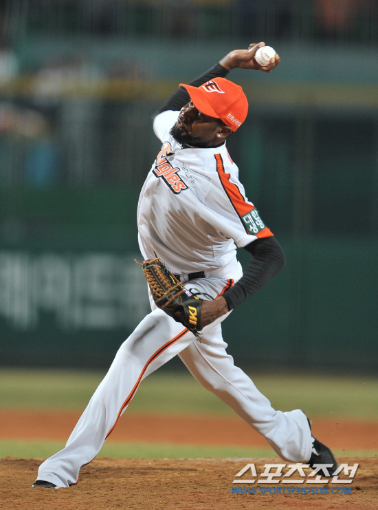 
	���ξ߱� ��ȭ�� LG�� ��Ⱑ 17�� û�־߱��忡�� ��������. ��Ƽ��Ÿ�� 9ȸ�� ������ ������ ���� ������ �ִ�. �������� ���� ���� �Ҿ� �ӿ� 1�� ������ ���⿡ ���ȴ� ��Ƽ��Ÿ�� �������� ����� ó���ϸ� �ƽ��ƽ��ϰ� 1���� �¸��� ���ѳ´�.

û��=���ؿ� ���� noodle@sportschosun.com/2012.04.17/


