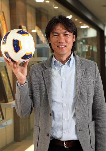 
	���� ���α� �Ź����� �౸ȸ������ ��� ���� ȫ���� �ø��� �౸ ��ǥ�� ����. �״� '���� �ø����� ��ǥ�� ���� ������ �ʰڴ�'�� '�ø��� ���� ����� ��ȸ�� �յΰ� �� �Բ� �Ʒ��ϸ� ���� ���� �� �� �װ��� �츮�� ��ǥ�� �� ��'�̶�� ���ߴ�. /�㿵�� ����younghan@chosun.com

