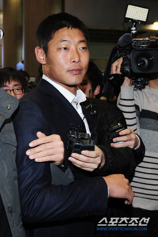 
	���ξ߱� �º����� ���Ǹ� �ް� �ִ� LG Ʈ���� �������� 29�� �Ʒ� ���� �Ϻ� ��Ű���͸� ���� ��õ�������� �ͱ��ߴ�. �Ա����� ���� �������� ���� �������� �ѷ��ο� ������ ���������� �ִ�. ����� ���� cjg@sportschosun.com/2012.02.29/


