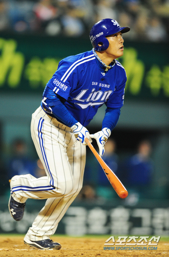 
	�Ｚ �̽¿��� 17�� ��� �λ������� 9ȸ ��� 3��Ÿ�� ���� �� Ÿ���� �ٶ󺸰� �ִ�. ���=������ ���� rainmaker@sportschosun.com


