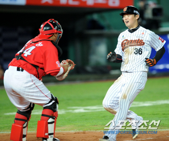 
	17�� �Ե�-SK��. 6ȸ�� 1�� ���缭 Ȳ����� ���ʵ� �ö��� ��  SK 2��� ���ٿ찡 ���� ������ �Ե� 3������ �������� Ȩ�� ������ ���� �̹� ���μ��� ��Ʈ ������ ���� �־���. �λ�=���� ���� wook@sportschosun.com


