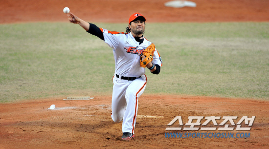 
	���ξ߱� ��ȭ�� LG�� ��Ⱑ 18�� û�־߱��忡�� ��������. ����ȣ�� ���ߵ����� ������ ���� ������ �ִ�.

û��=���ؿ� ���� noodle@sportschosun.com/2012.04.18/


