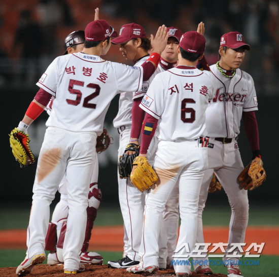 
	18�� ���� �񵿾߱��忡�� 2012 ���ξ߱� KIA�� �ؼ��� ��Ⱑ ���ȴ�. 6��1�� �¸��� �ؼ� �������� ����� ������ �������̺긦 ������ �ִ�.

��=���� ���� kyungmin@sportschosun.com 


