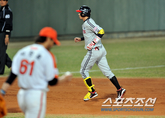 
	���ξ߱� ��ȭ�� LG�� ��Ⱑ 18�� û�־߱��忡�� ��������. ����ȣ�� 7ȸ�� ���� 1�� �����ƿ��� ���� ���� Ȩ���� ����ϰ� �ƽ����ϰ� �ִ�.

û��=���ؿ� ���� noodle@sportschosun.com/2012.04.18/


