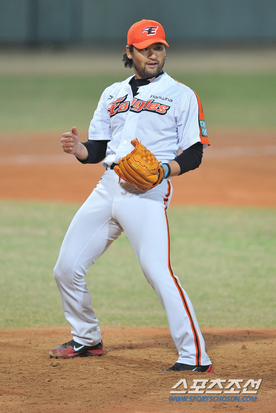 
	���ξ߱� ��ȭ�� LG�� ��Ⱑ 18�� û�־߱��忡�� ��������. ����ȣ�� 7ȸ ����ȯ���� ������ ����� �� �ƽ����ϰ� �ִ�.

û��=���ؿ� ���� noodle@sportschosun.com/2012.04.18/


