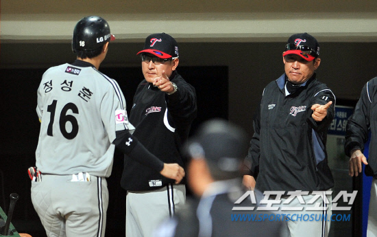 
	���ξ߱� ��ȭ�� LG�� ��Ⱑ 18�� û�־߱��忡�� ��������. �������� 7ȸ�� ���� 1�� ����ȣ���� ���� ���� Ȩ���� �Ͷ߸��� ���ϸ� �ް�  �ִ�.

û��=���ؿ� ���� noodle@sportschosun.com/2012.04.18/


