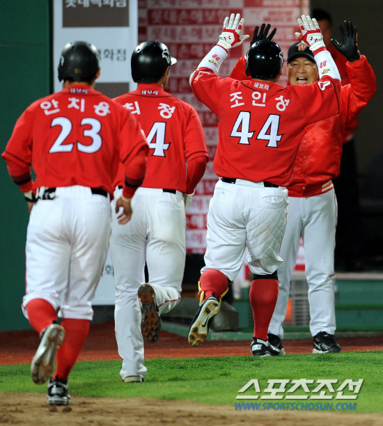 
	�Ե��� SK�� ���� 3���� �ι�° ��Ⱑ 18�� �λ� �������忡�� ���ȴ�. 7ȸ�� 2�� 1,2�� SK ���μ��� ���߰� ������ �Ѿ�� 3��Ȩ���� ġ�� �̸��� ������ ���ϸ� �ް� �ִ�.

�λ�=���� ���� wook@sportschosun.com/2012.04.18/


