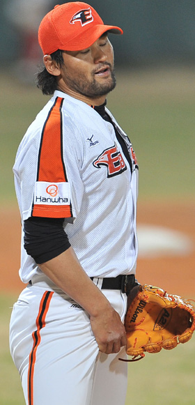 
	���� �� ���� ���ư� �¸�. 18�� û�ֱ��忡�� ���� ��ȭ�� LG�� ���. 6ȸ���� ���������� ȣ���ϴ� ��ȭ ����ȣ�� 7ȸ �� ���� 2�� ��Ȳ���� LG �����ƿ��� ���� ����Ȩ���� �°��� �ƽ��� �� ���� ���� ���Ҵ�. /���ؿ� ���� noodle@sportschosun.com
