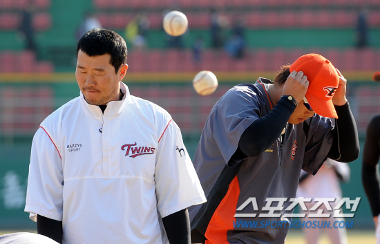 
	���ξ߱� ��ȭ�� LG�� ��Ⱑ 17�� û�־߱��忡�� ��������. ����� �ֵ����� �������� ���� ���ϰ� �ִ�.

û��=���ؿ� ���� noodle@sportschosun.com/2012.04.17/


