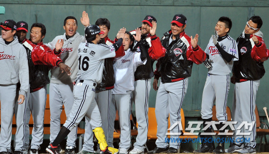 
	���ξ߱� ��ȭ�� LG�� ��Ⱑ 18�� û�־߱��忡�� ��������. �������� 7ȸ�� ���� 1�� ����ȣ���� ���� ���� Ȩ���� �Ͷ߸��� ���ϸ� �ް�  �ִ�.

û��=���ؿ� ���� noodle@sportschosun.com/2012.04.18/


