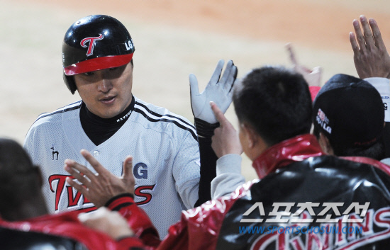 
	���ξ߱� ��ȭ�� LG�� ��Ⱑ 17�� û�־߱��忡�� ��������. 4ȸ�� ���� 3�� �������� ���� ����Ȩ���� ������ ������� ���ϸ� �ް� �ִ�.

û��=���ؿ� ���� noodle@sportschosun.com/2012.04.17/


