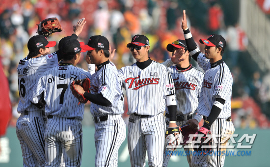 
	���ξ߱� KIA�� LG�� ��Ⱑ 15�� ���� ��Ǿ߱��忡�� ��������. LG �������� 5��3 �¸��� �ŵе� �⻵�ϰ� �ִ�.

���=���ؿ� ���� noodle@sportschosun.com/2012.04.15/


