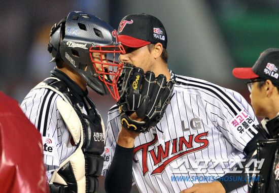 
	LG �ܱ������� ��Űġ�� �� �����Ⱑ Ȯ���� �����ؿ� �޶��� �κ��� �ִٰ� ���ߴ�. ��Űġ�� ���� 13�� KIA�� ���� ���� �ɱ�ȣ�� ����忡�� ��⸦ ������ �ִ�.

���=���ؿ� ���� noodle@sportschosun.com


