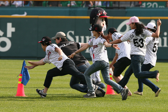 
	LG, �ָ� SK 3���� '���̵���' �̺�Ʈ �ǽ�
