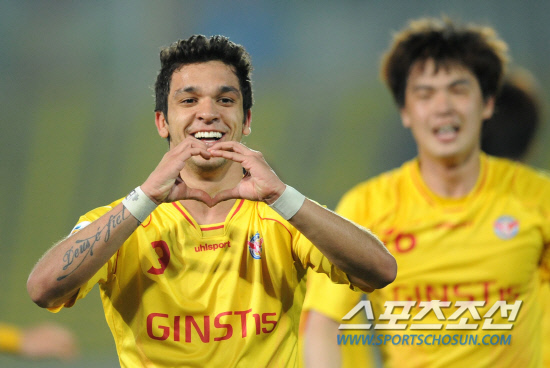 
	18�� ����źõ��忡�� 2012 AFC è�Ǿ𽺸��� 32�� ���� ������ ���� ��ȭ�� ��Ʈ���ڽ�Ʈ�� ��Ⱑ ���ȴ�. ���� �������� ���� 43�� ���� �ι�° ���� ������Ű�� ��Ʈ �����Ӵϸ� ��ġ�� ȯȣ�ϰ� �ִ�. 

����=������ ���� songs@sportschosun.com/2012.4.18


