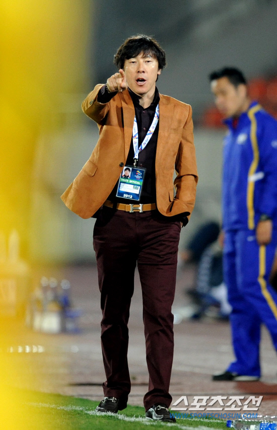 
	18�� ����źõ��忡�� 2012 AFC è�Ǿ𽺸��� 32�� ���� ������ ���� ��ȭ�� ��Ʈ���ڽ�Ʈ�� ��Ⱑ ���ȴ�. 5��0 ����� �ŵ� ���� ���¿� ������ �����鿡�� ���� ���ø� ������ �ִ�.

����=������ ���� songs@sportschosun.com/2012.4.18


