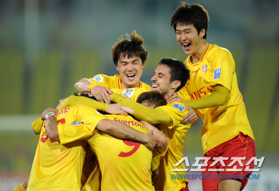 
	18�� ����źõ��忡�� 2012 AFC è�Ǿ𽺸��� 32�� ���� ������ ���� ��ȭ�� ��Ʈ���ڽ�Ʈ�� ��Ⱑ ���ȴ�. ���� �������� ���� 43�� ���� �ι�° ���� ������Ű�� ������ �Բ� ȯȣ�ϰ� �ִ�. 

����=������ ���� songs@sportschosun.com/2012.4.18


