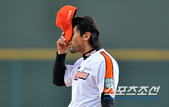 
	Ÿ���� �ڱ�ġ�� ����, ������ ���� Ȩ������ ������ ���� �ִ�. 18�� û�� LG���� ���߷� ������ ����ȣ�� ����� ���.  û��=���ؿ� ���� noodle@sportschosun.com


