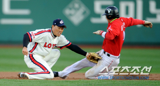 
	�Ե� ����ȯ�� 18�� SK���� 1ȸ�� �谭���� ���綧 �±��ϴٰ� ���� ���� �谭�ΰ� �ε����� ���. ����ȯ�� 2ȸ�� ���� ��ü�ƴ�. �λ�=���� ���� wook@sportschosun.com


