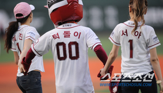 
	18�� �ؼ�-KIA���� ������ ���� �񵿱���. �ؼ��� ������Ʈ �ε��̰� �ñ��� ��Ÿ�� ���� �극�̺�ɽ��� ����(����), ������ ���� ��� �����ϰ� �ִ�. ��=���� ���� kyungmin@sportschosun.com 


