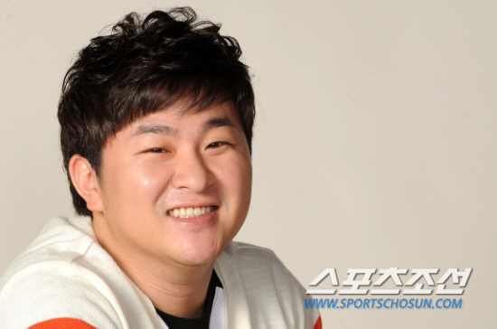 
	'���۽�ŸK 2' ������� �㰢�� ����� �߶����� ���밭�ڷ� ���ö���. �ֱ� ��ǥ�� '�װ��ʹ� ���ۿ�'�� ���� �ٽ� �ѹ� ��� ��â���� �����ߴ�. ���� ���� wook@sportschosun.com


