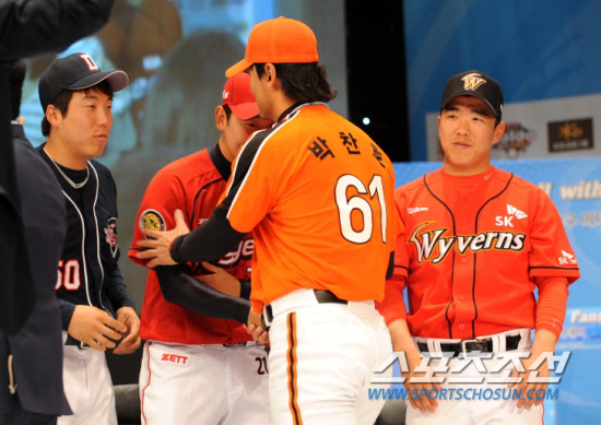 
	����ȣ�� �������� ���� �´���� ��ģ�ٸ�, ��û�� ���� ī�尡 �� ���̴�. ����ȣ�� ���� 3�� ���ξ߱� �̵��� ��綧 �����ΰ� �λ縦 ������ �ִ�. 

������=������ ���� songs@sportschosun.com


