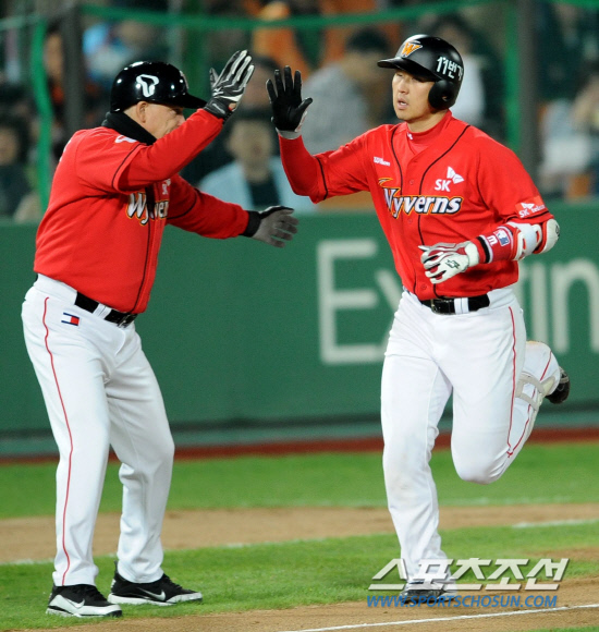 
	SK �˹ٷ��� ��ġ�� 18�� �λ� �Ե����� Ȩ���� ģ �� ���� �������̺긦 �ϰ� �ִ�.  �λ�=���� ���� wook@sportschosun.com


