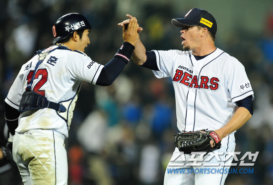 
	�λ� ������ �����Ͱ� 18�� �Ｚ���� 1���� �¸��� ��Ų �� ���� �����ư� �������̺긦 �ϰ� �ִ�. ���=������ ���� rainmaker@sportschosun.com


