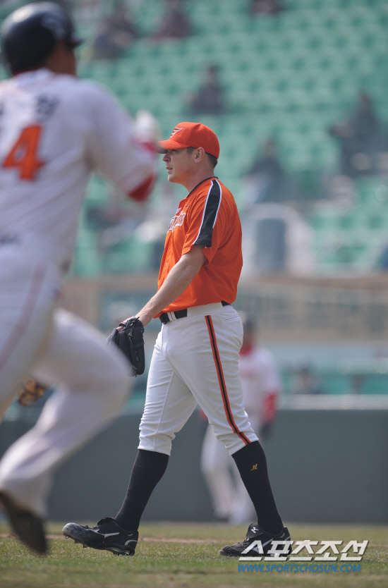 
	28�� ���� ��õ ���б��忡�� 2012 ���ξ߱� �ù���� ��ȭ�� SK�� ��Ⱑ ���ȴ�. 6ȸ�� 1�� 1,3�缭 4�� ��ġ�뿡�� 2Ÿ�� ����Ÿ�� ����� ��ȭ �轺�� �ƽ����ϰ� �ִ�.

��õ=���� ���� kyungmin@sportschosun.com / 2012.03.28.


